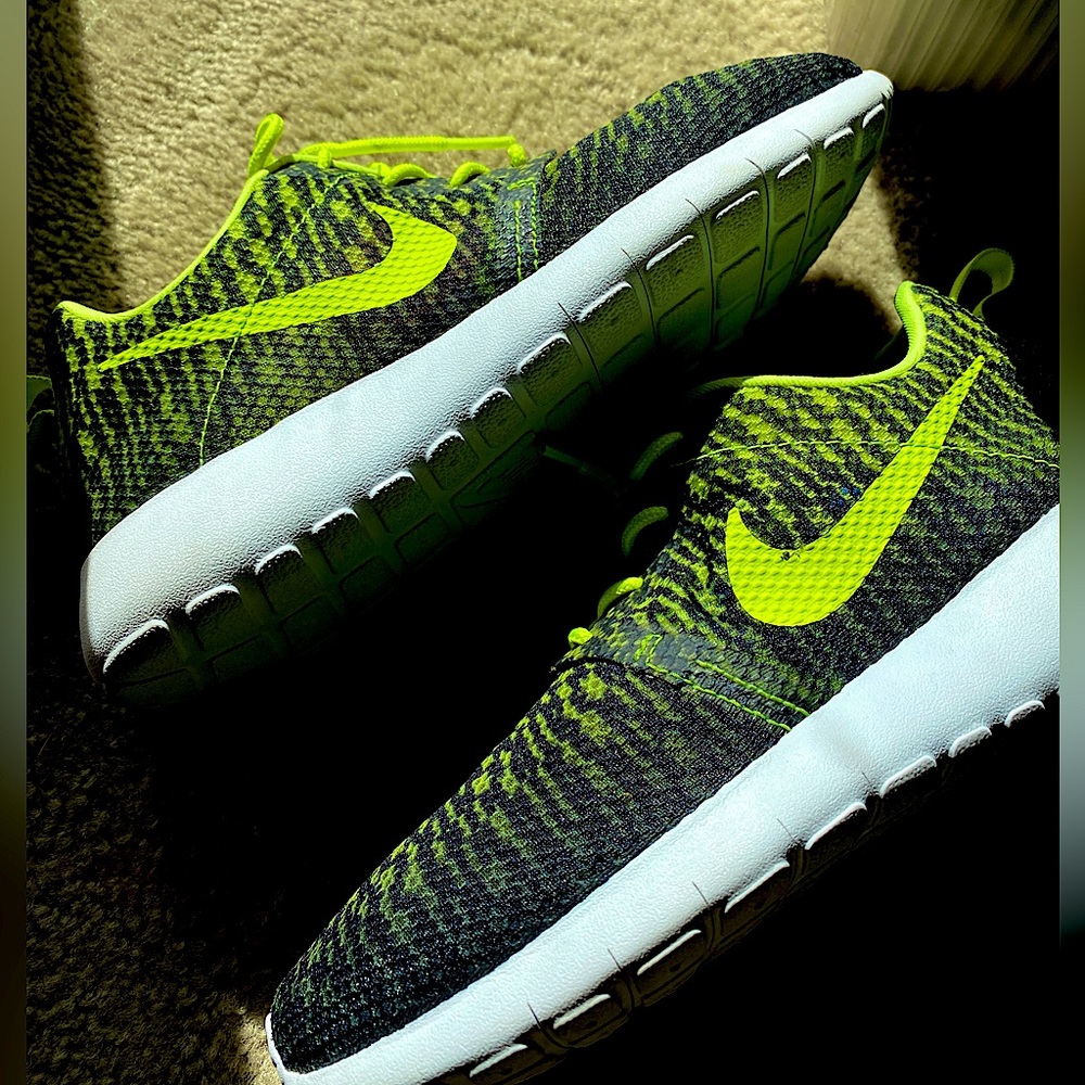 Nike Rosherun in Volt